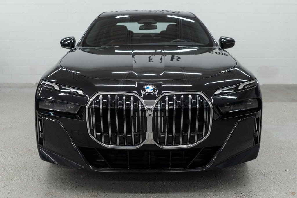 Used 2023 BMW 760i xDrive AWD/4WD image 3