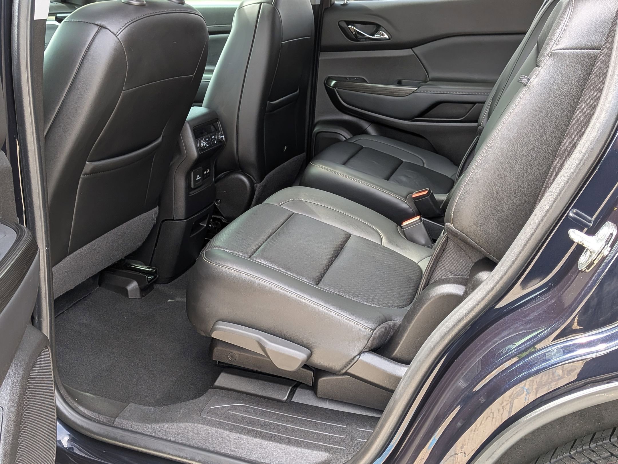 Used 2021 GMC Acadia SLT w/ Technology Package AWD/4WD image 23