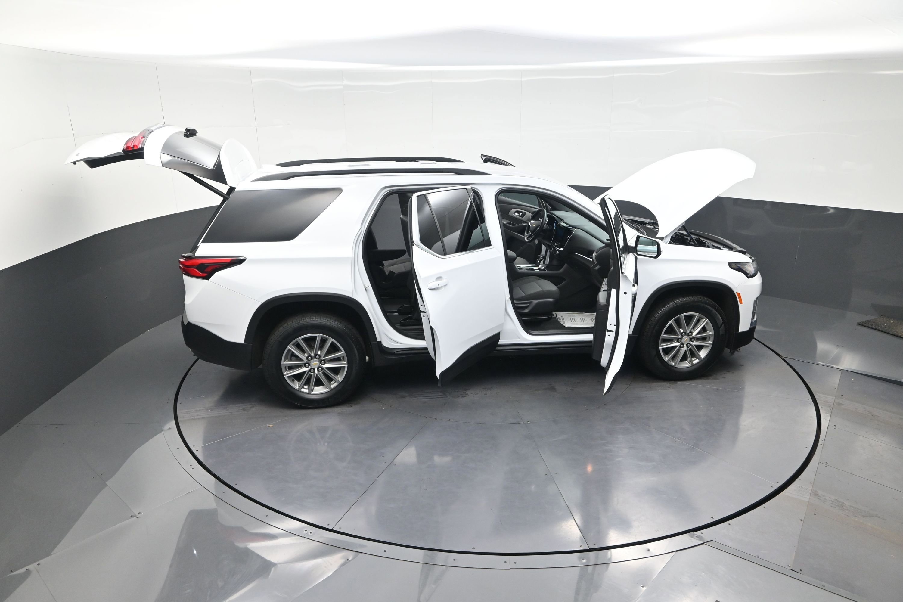 Used 2023 Chevrolet Traverse LT image 14