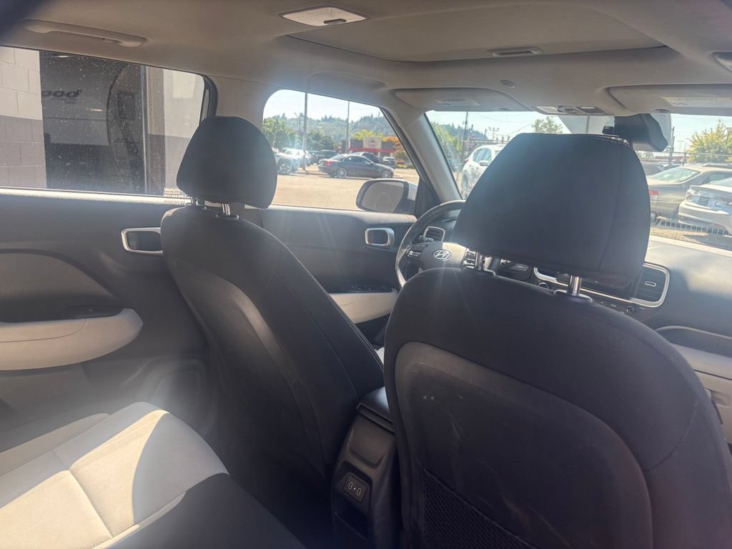 Used 2025 Hyundai Venue SEL FWD image 18