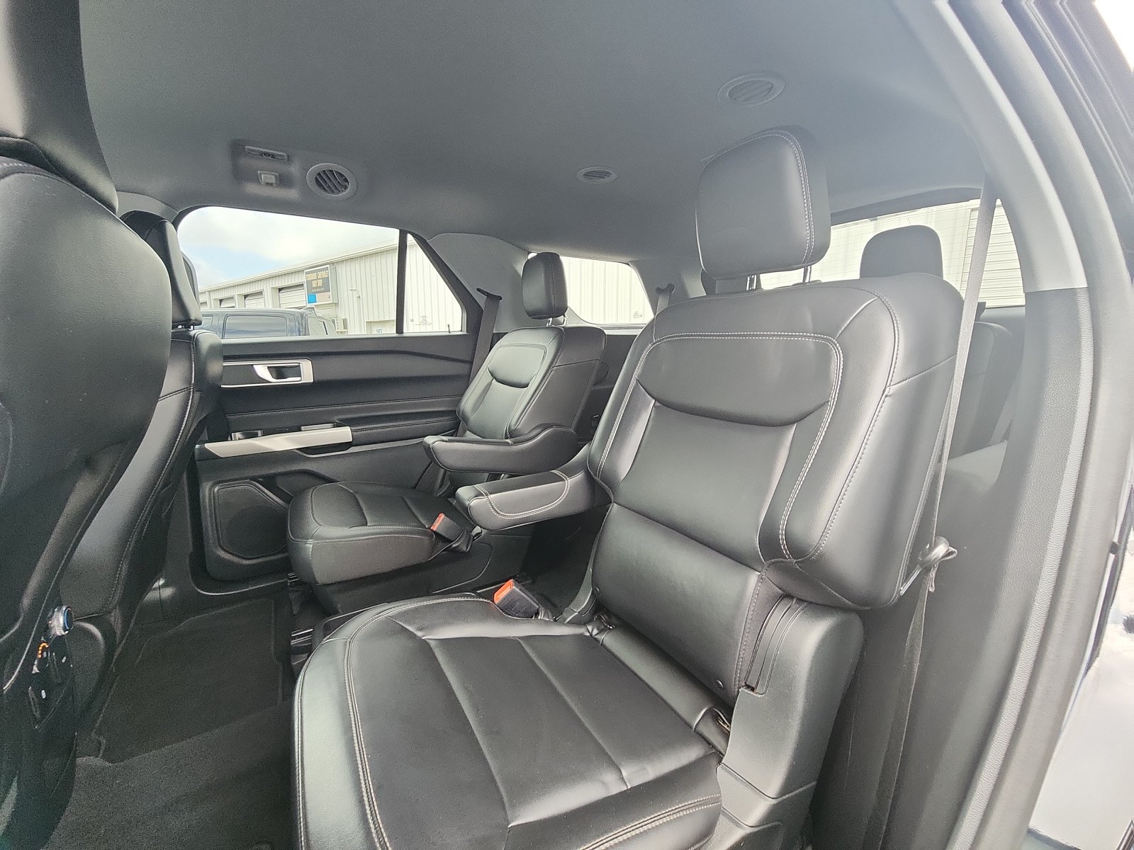 Used 2021 Ford Explorer XLT w/ Equipment Group 202A AWD/4WD image 22