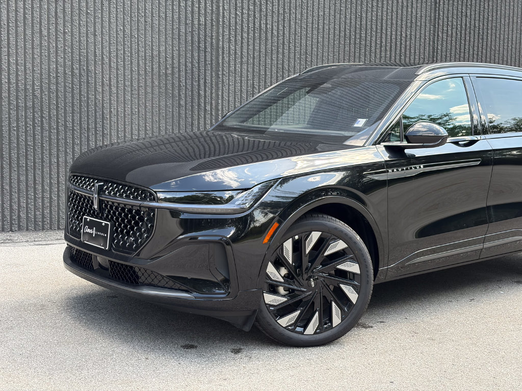 New 2026 Lincoln Nautilus Reserve w/ Jet Appearance Package AWD/4WD image 2