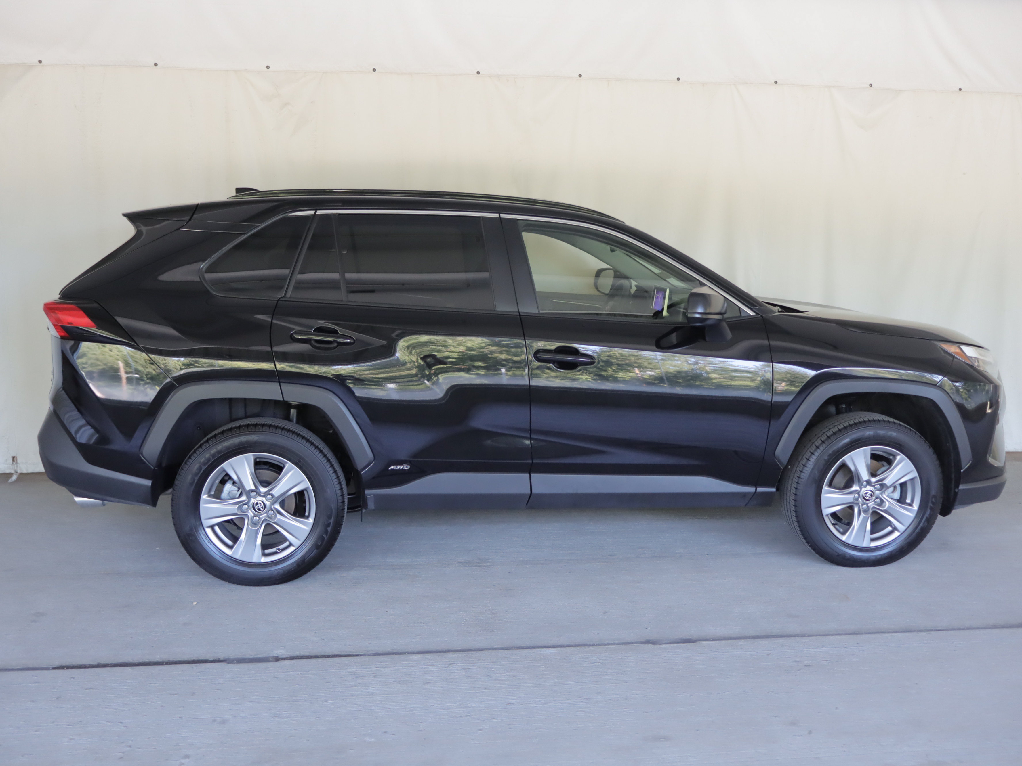 Used 2025 Toyota RAV4 LE AWD/4WD image 4