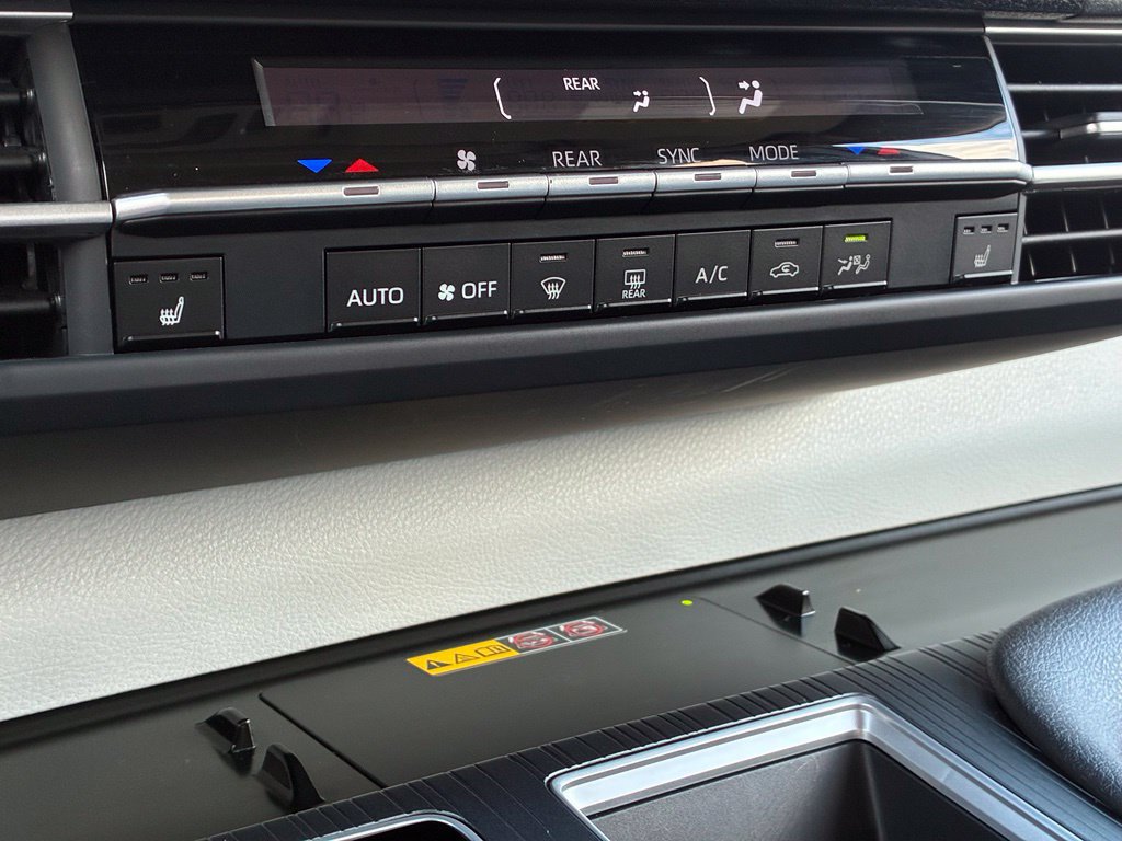 Used 2026 Toyota Sienna XLE FWD image 24