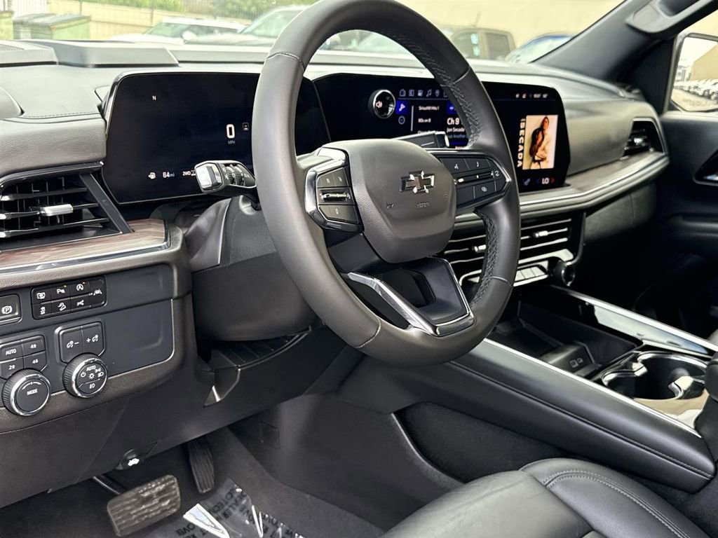 Used 2025 Chevrolet Suburban Z71 image 8