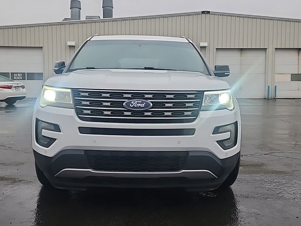 Used 2017 Ford Explorer XLT w/ Equipment Group 202A image 2