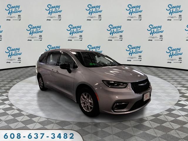 Used 2024 Chrysler Pacifica Touring-L image 3