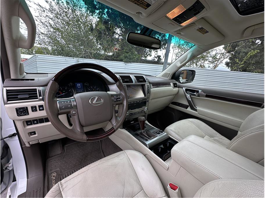 Used 2017 Lexus GX 460 AWD/4WD image 2