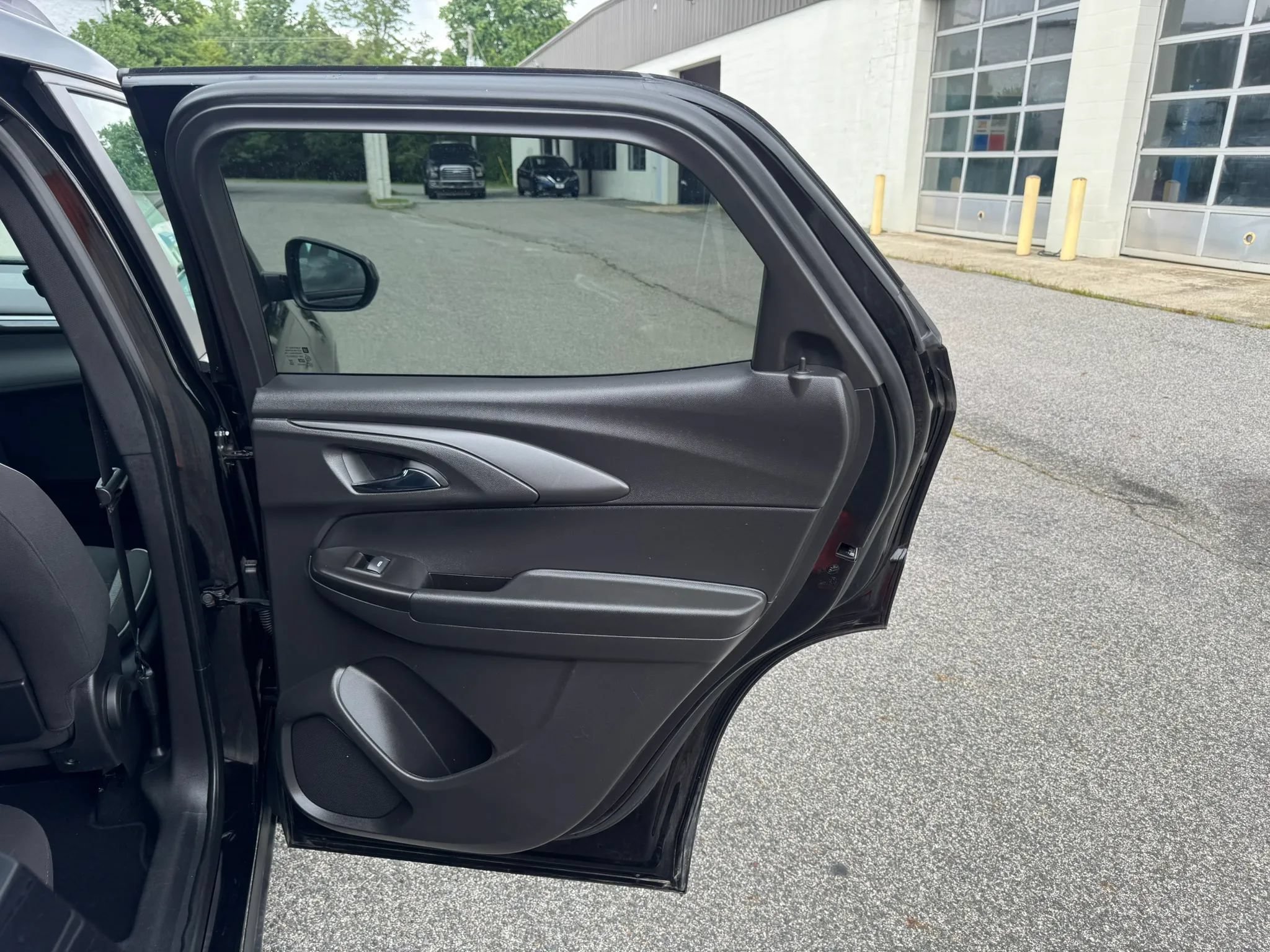 Used 2025 Chevrolet TrailBlazer LT w/ LT Cold Weather Package FWD image 35