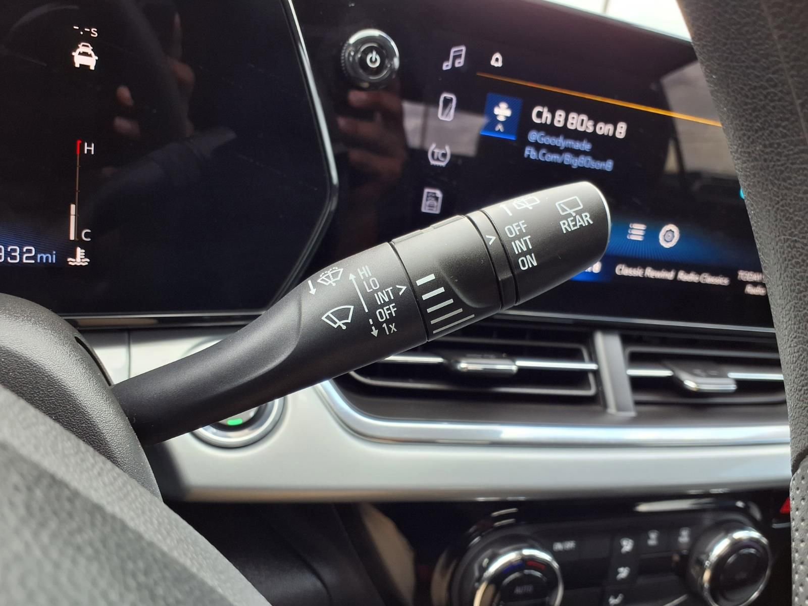 Used 2025 Chevrolet Trax LT FWD image 18