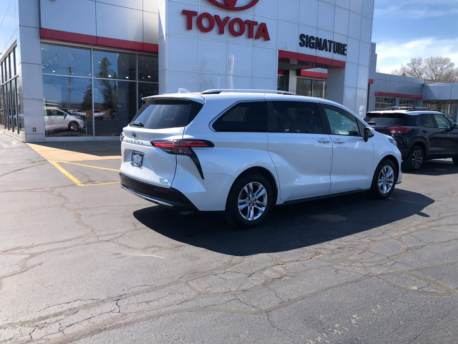 Used 2024 Toyota Sienna Limited image 2