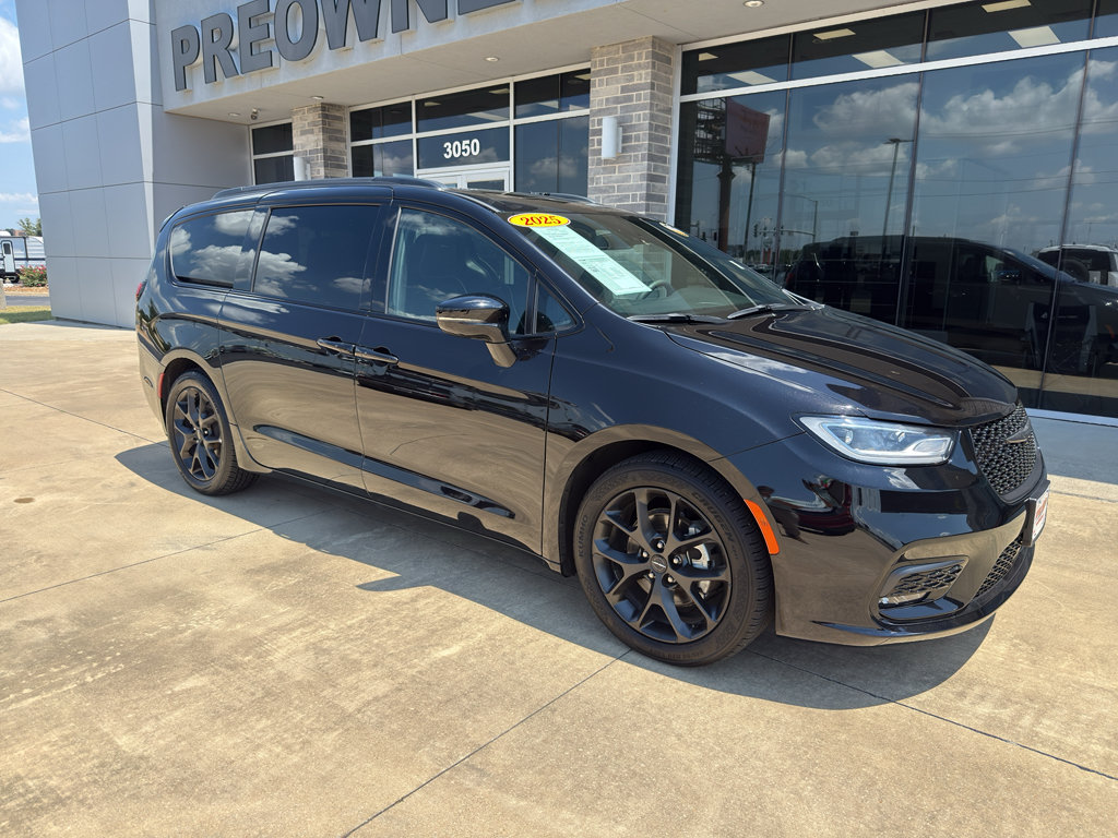 Used 2025 Chrysler Pacifica Limited FWD image 1