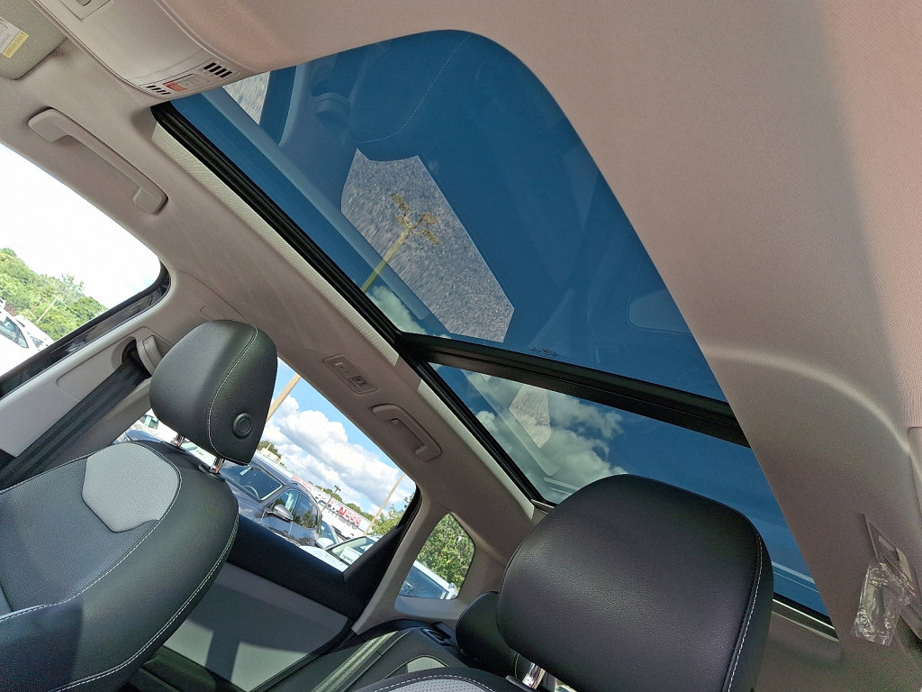 Used 2022 Volkswagen Taos SEL image 32