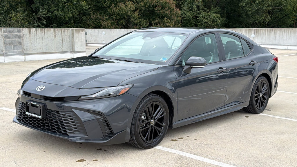 Used 2025 Toyota Camry SE w/ Convenience Package FWD image 2