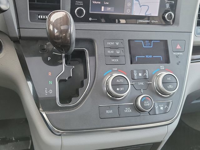 Used 2018 Toyota Sienna XLE image 19