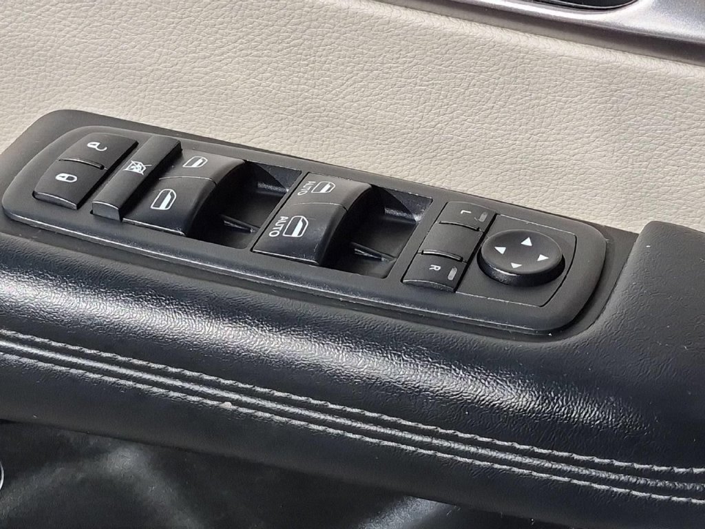 Used 2018 Chrysler Pacifica Limited w/ Advanced Safetytec Group FWD image 16