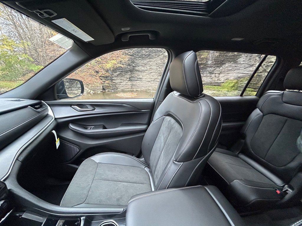 New 2025 Jeep Grand Cherokee L Altitude image 11