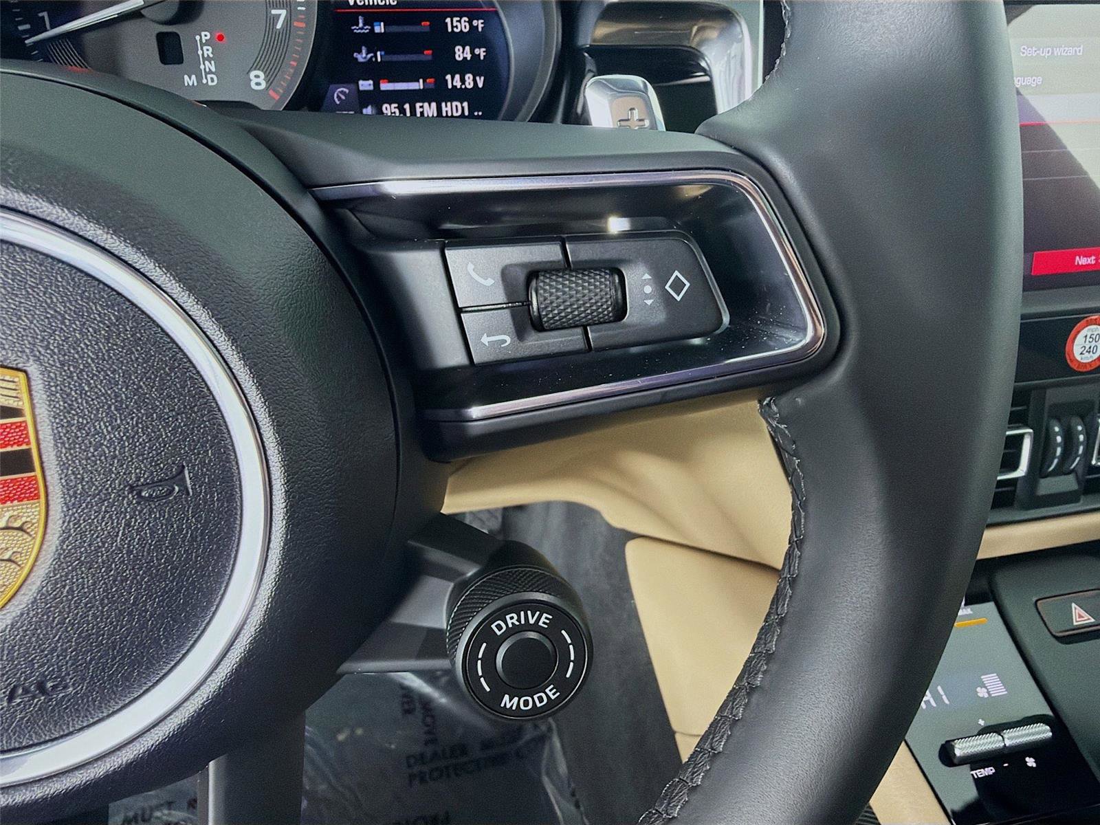 Certified 2025 Porsche Macan image 14