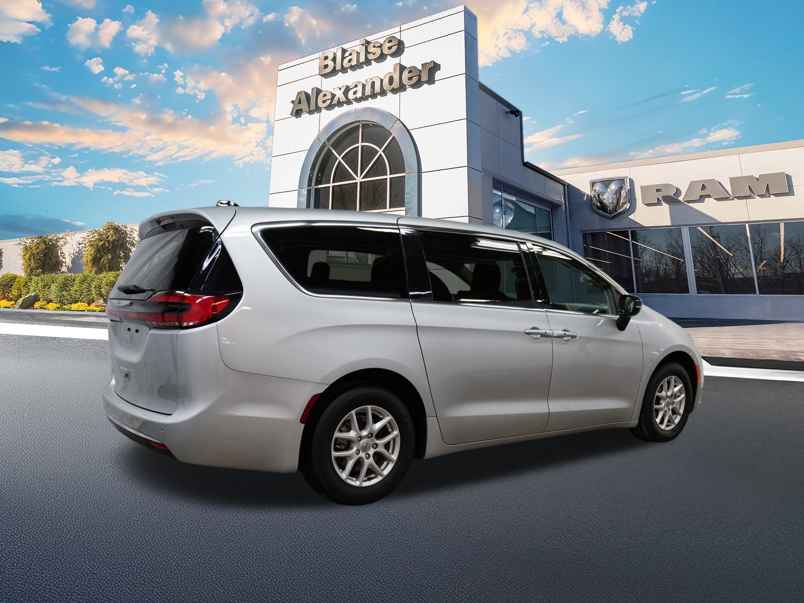 Used 2024 Chrysler Pacifica Touring-L FWD image 3
