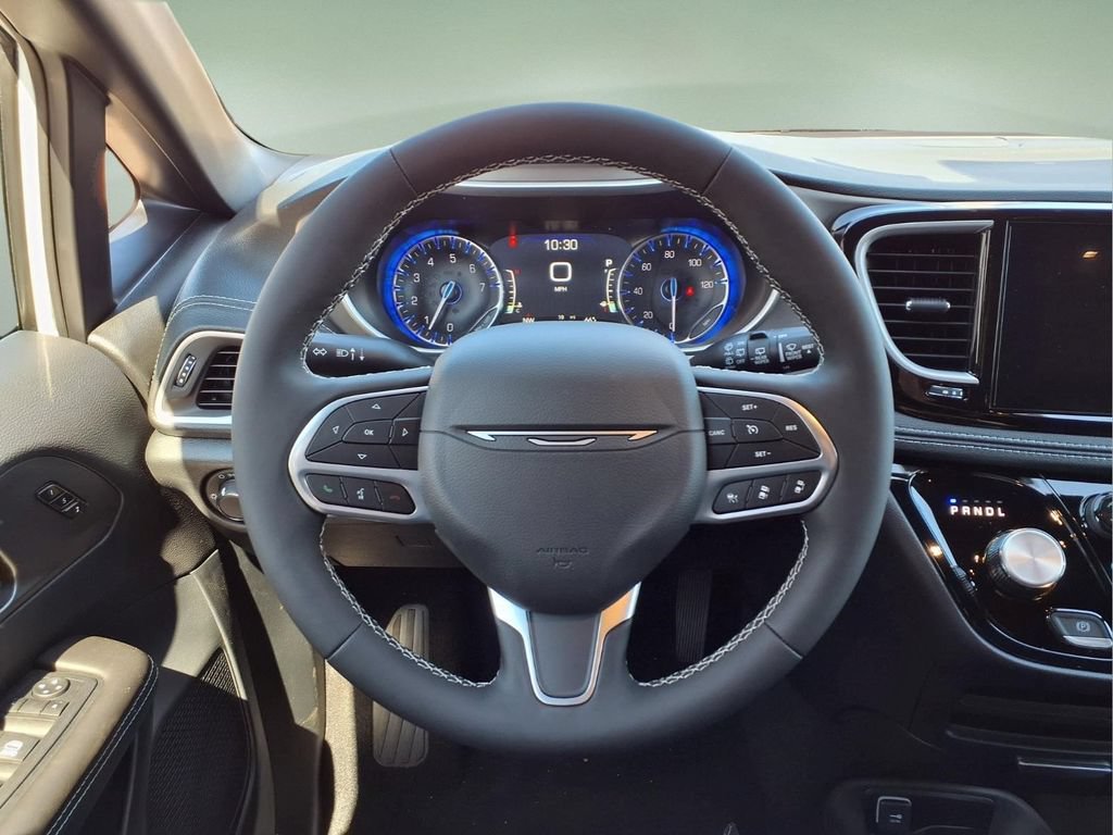 New 2027 Chrysler Pacifica Select AWD/4WD image 17