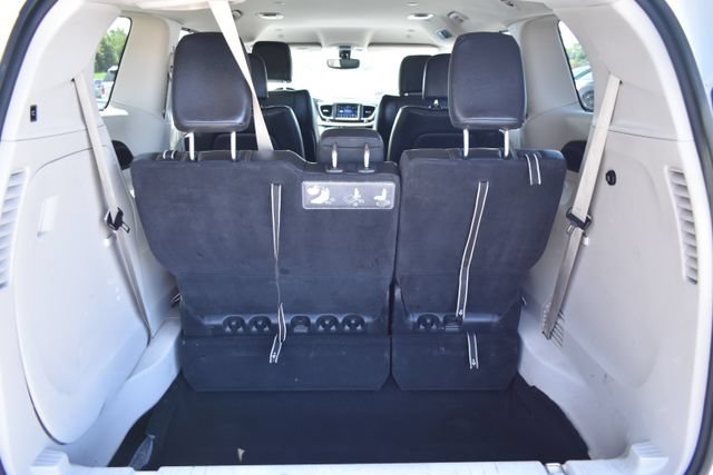 Used 2020 Chrysler Pacifica Touring-L FWD image 38