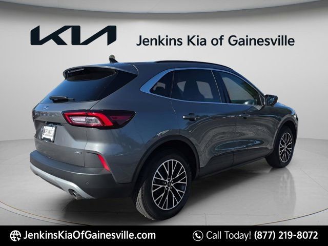 Used 2025 Ford Escape SE image 2