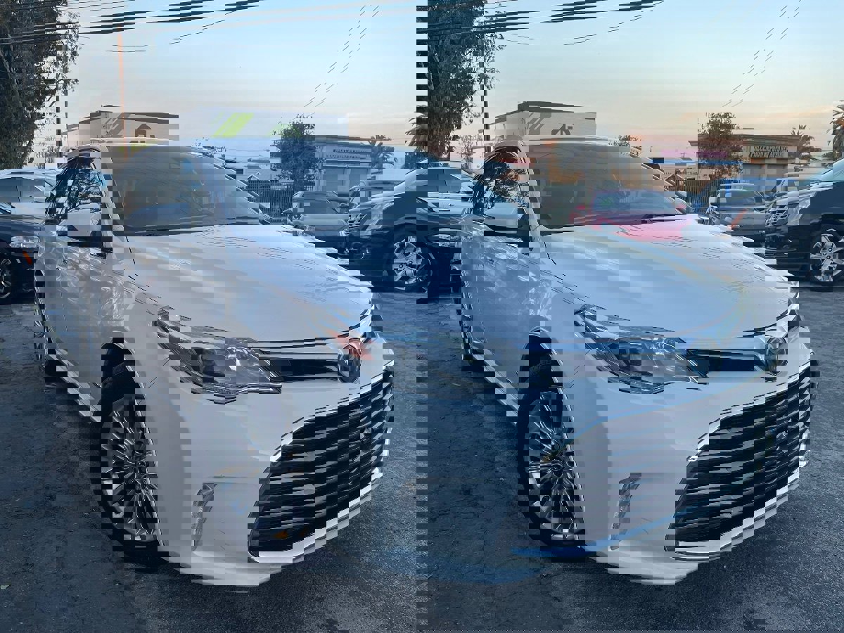 Used 2018 Toyota Avalon Limited FWD image 3