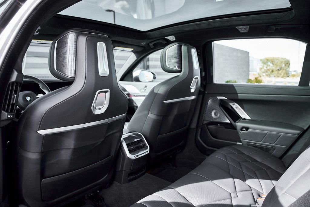 Used 2024 BMW 760i xDrive image 38