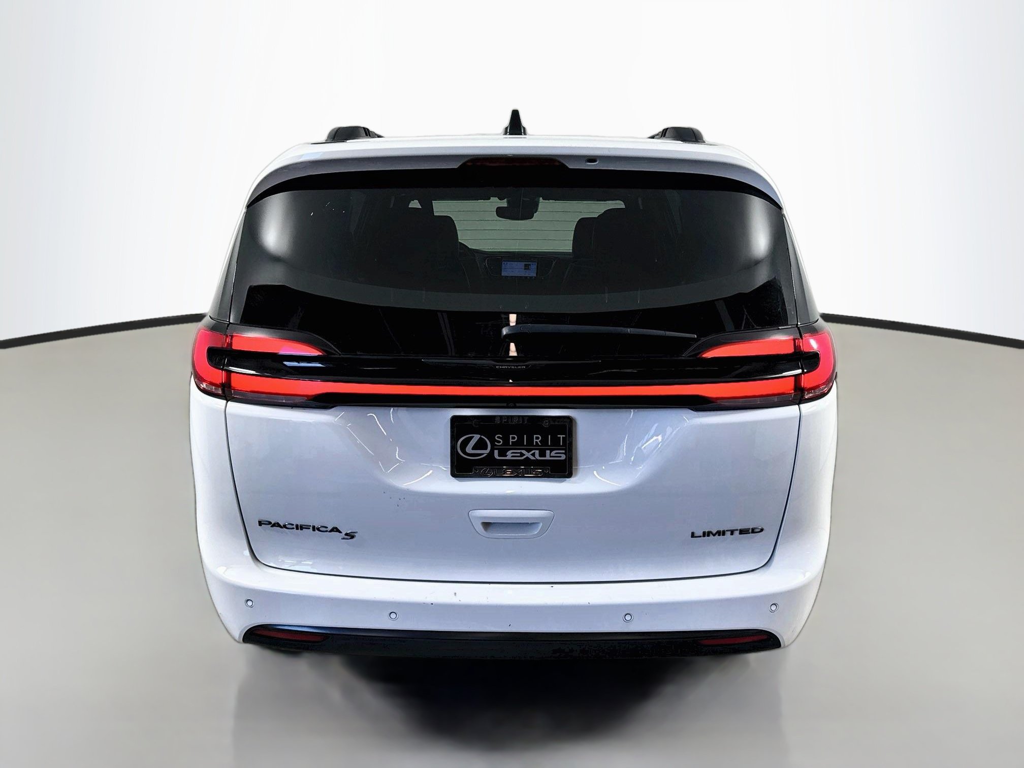 Used 2025 Chrysler Pacifica Limited FWD image 6