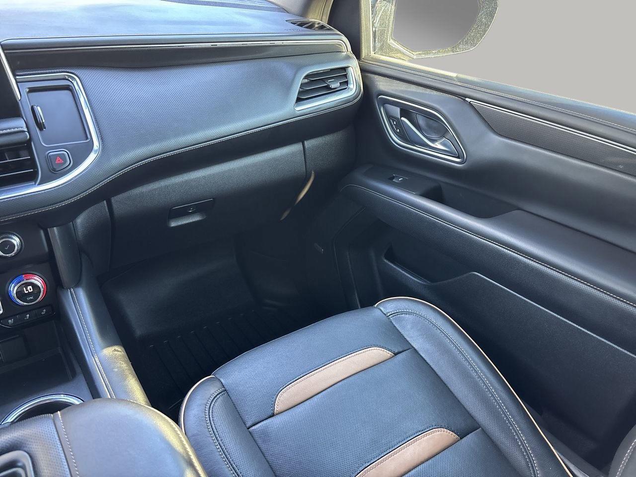 Used 2021 GMC Yukon XL AT4 w/ Technology Package image 15