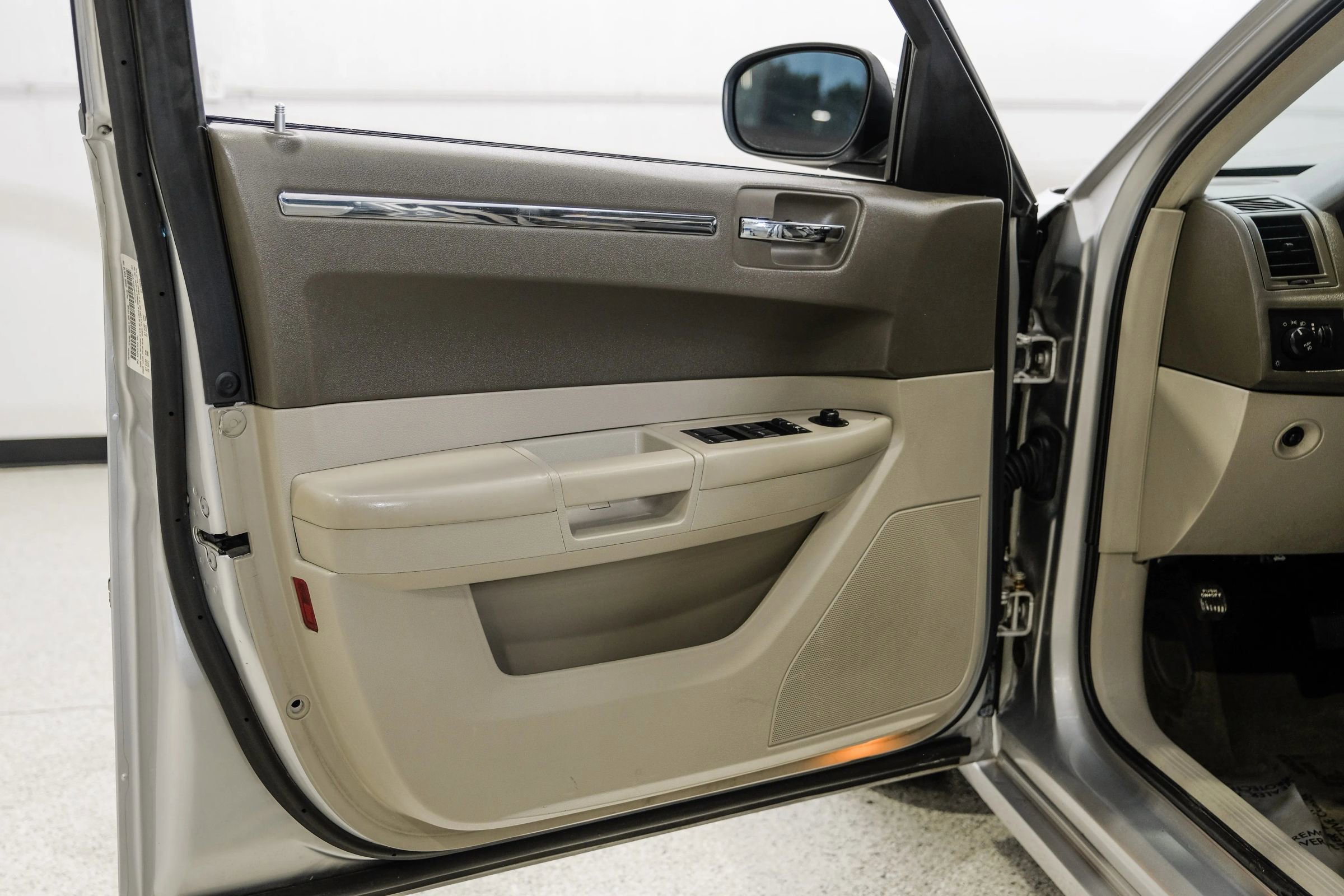 Used 2008 Chrysler 300 Touring image 43