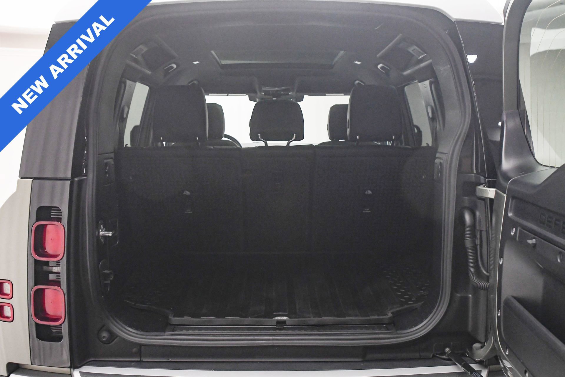 Used 2024 Land Rover Defender 110 S image 7