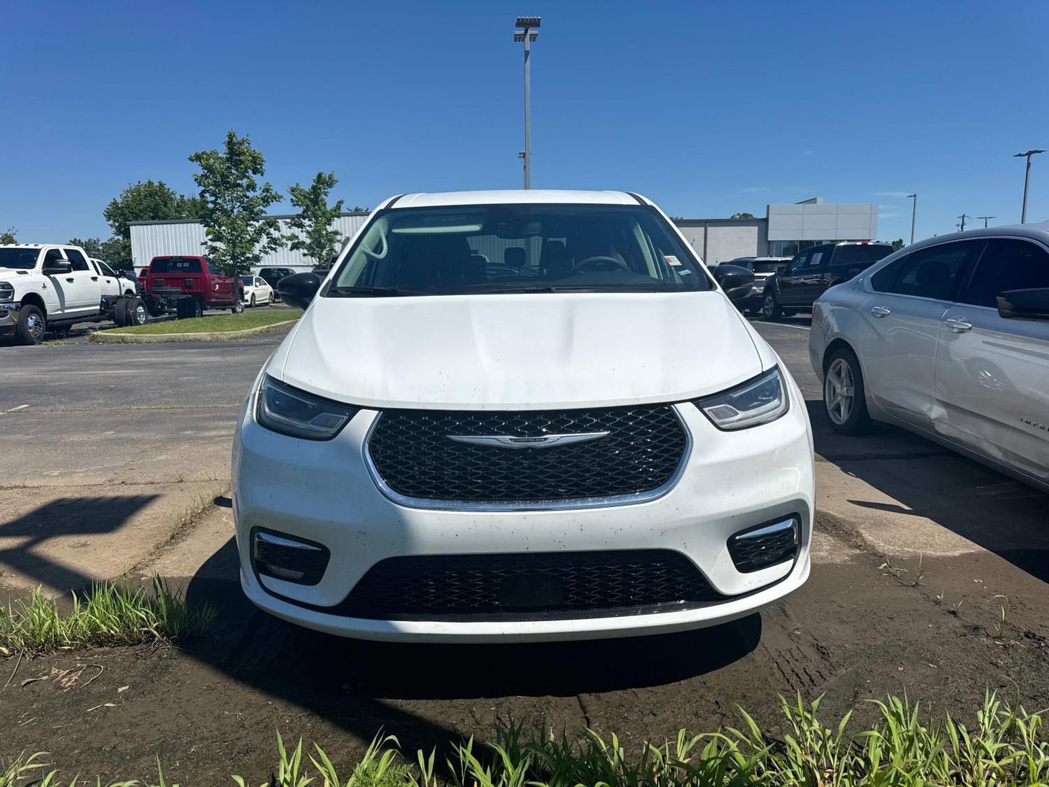 Used 2024 Chrysler Pacifica Touring-L FWD image 11