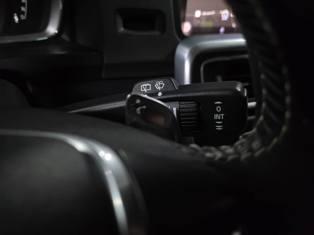 Used 2018 Volvo V60 T6 R-Design Platinum image 22