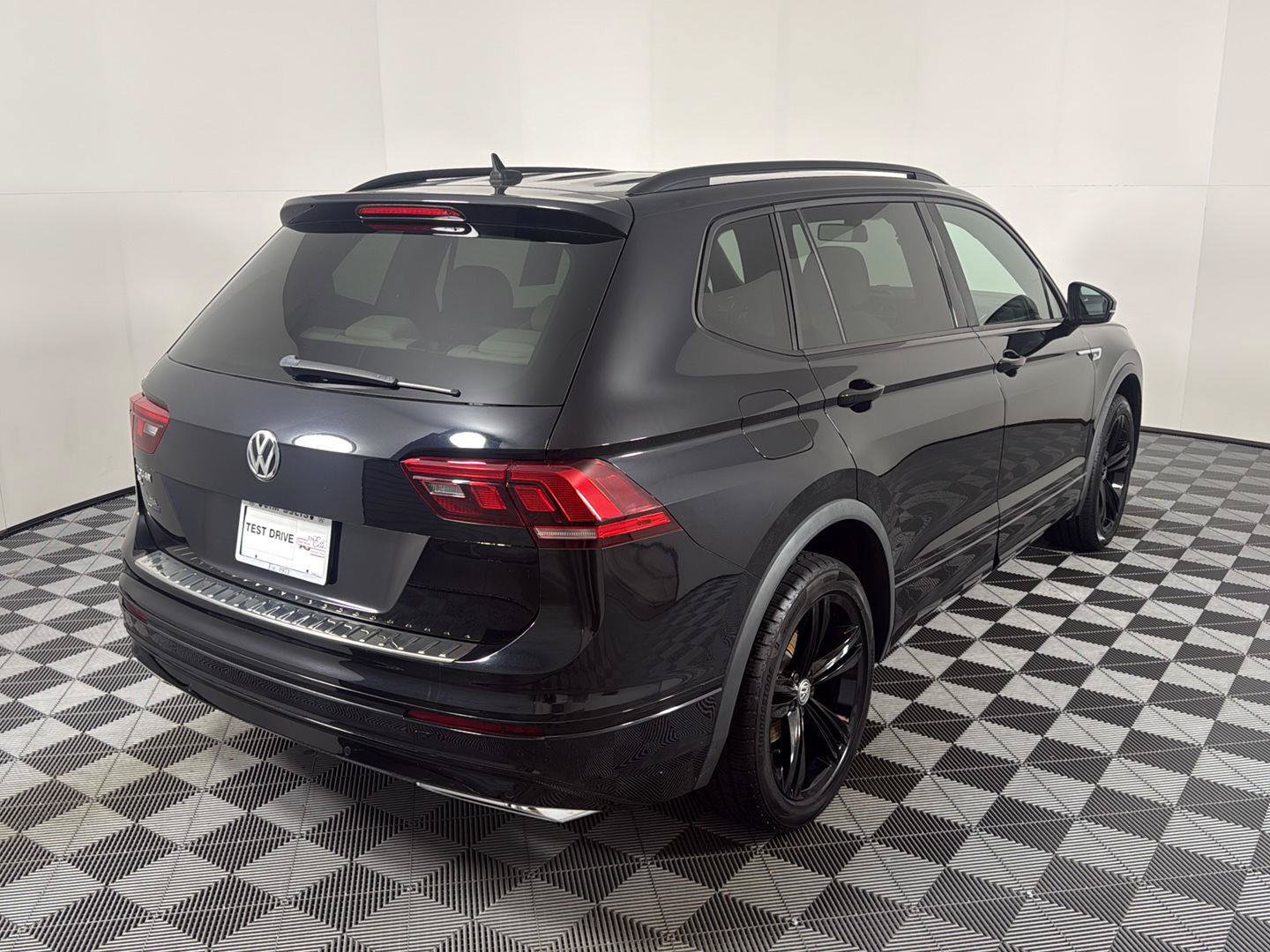 Used 2019 Volkswagen Tiguan S FWD image 3