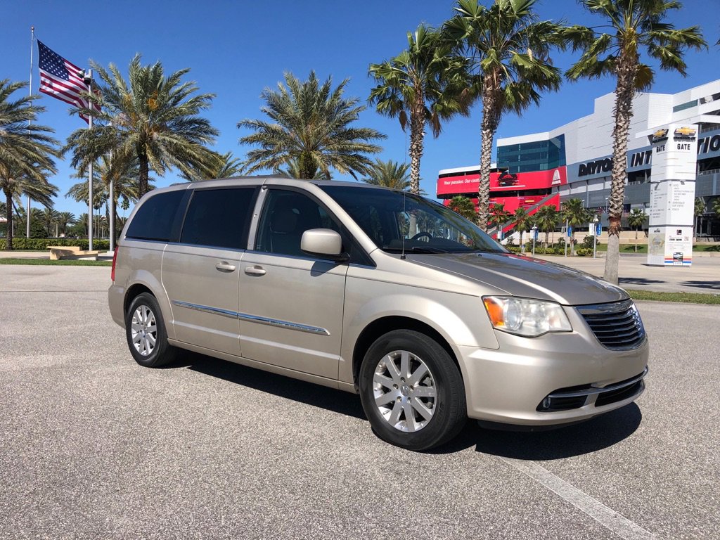Used 2014 Chrysler Town & Country Touring FWD image 3