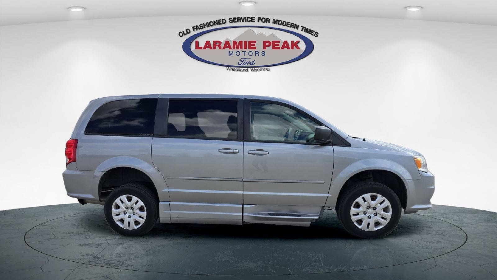 Used 2016 Dodge Grand Caravan SE w/ Quick Order Package 29E SE FWD image 2