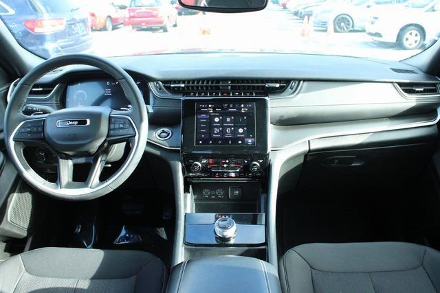 Used 2024 Jeep Grand Cherokee Laredo image 16