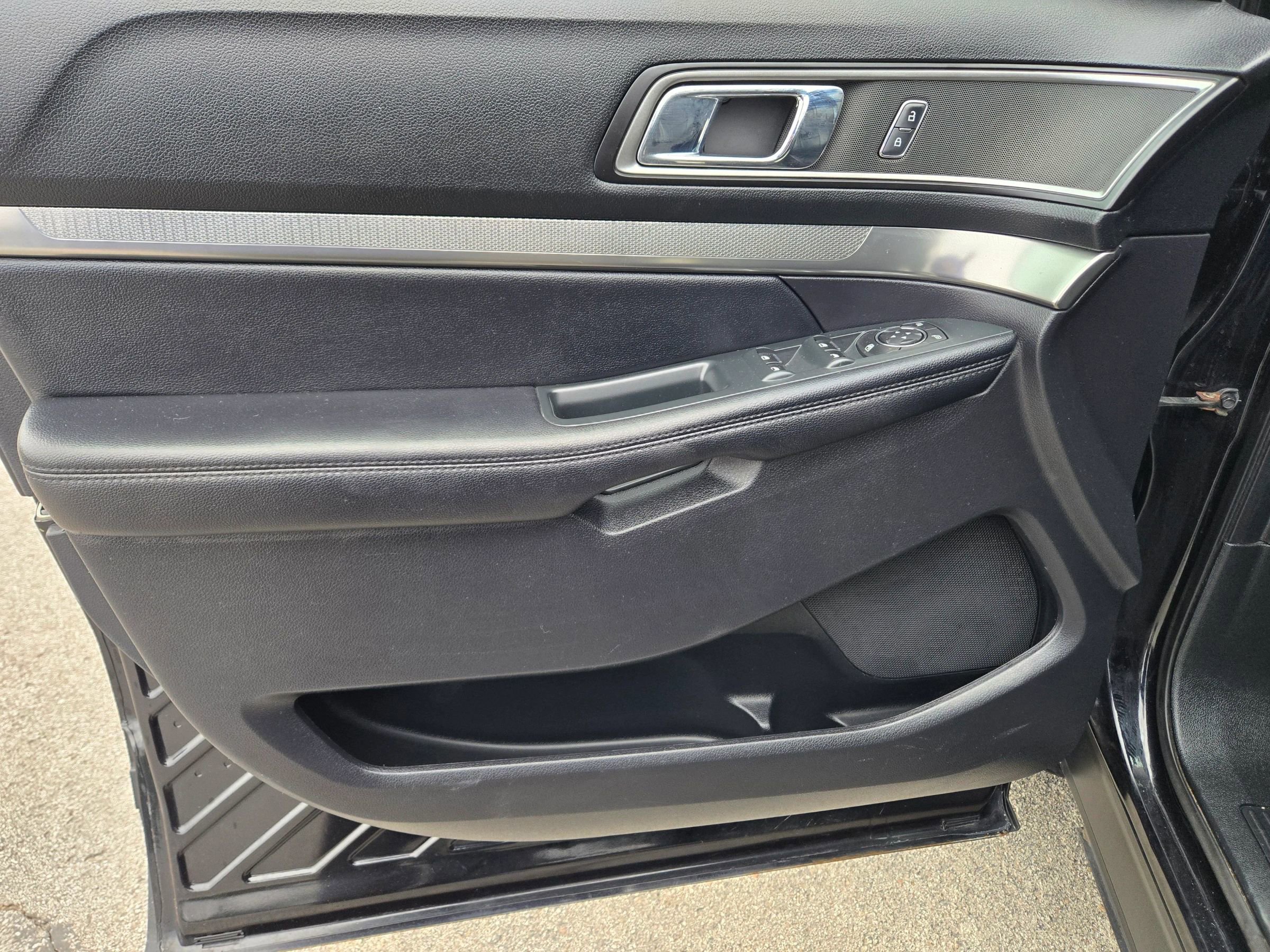 Used 2019 Ford Explorer XLT w/ Equipment Group 202A AWD/4WD image 34