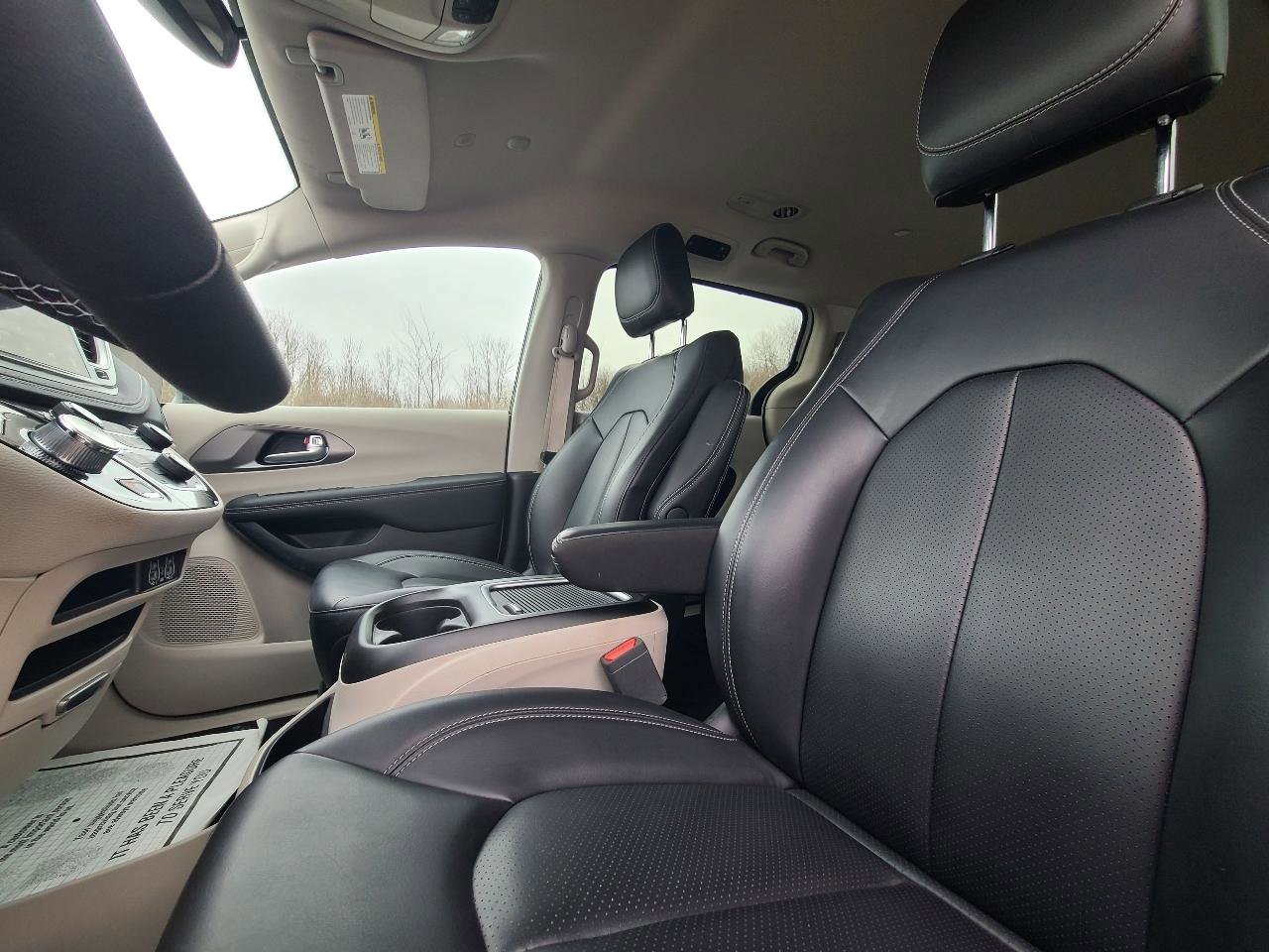 Used 2023 Chrysler Pacifica Touring-L image 10