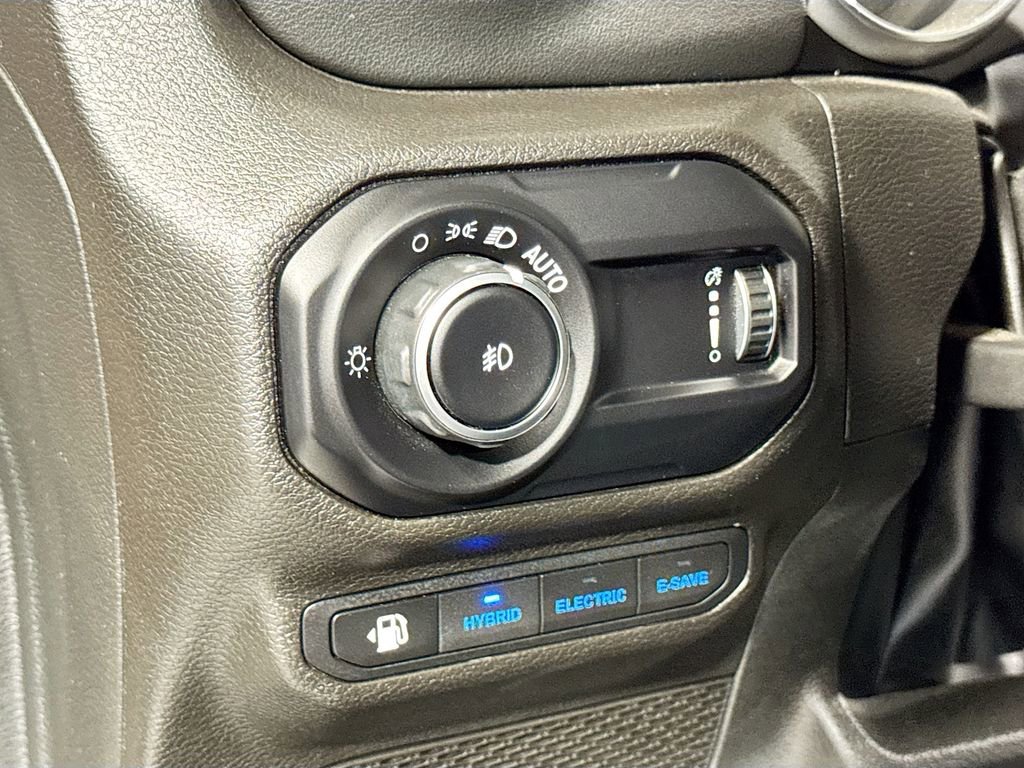 Used 2023 Jeep Wrangler Unlimited Sahara image 25