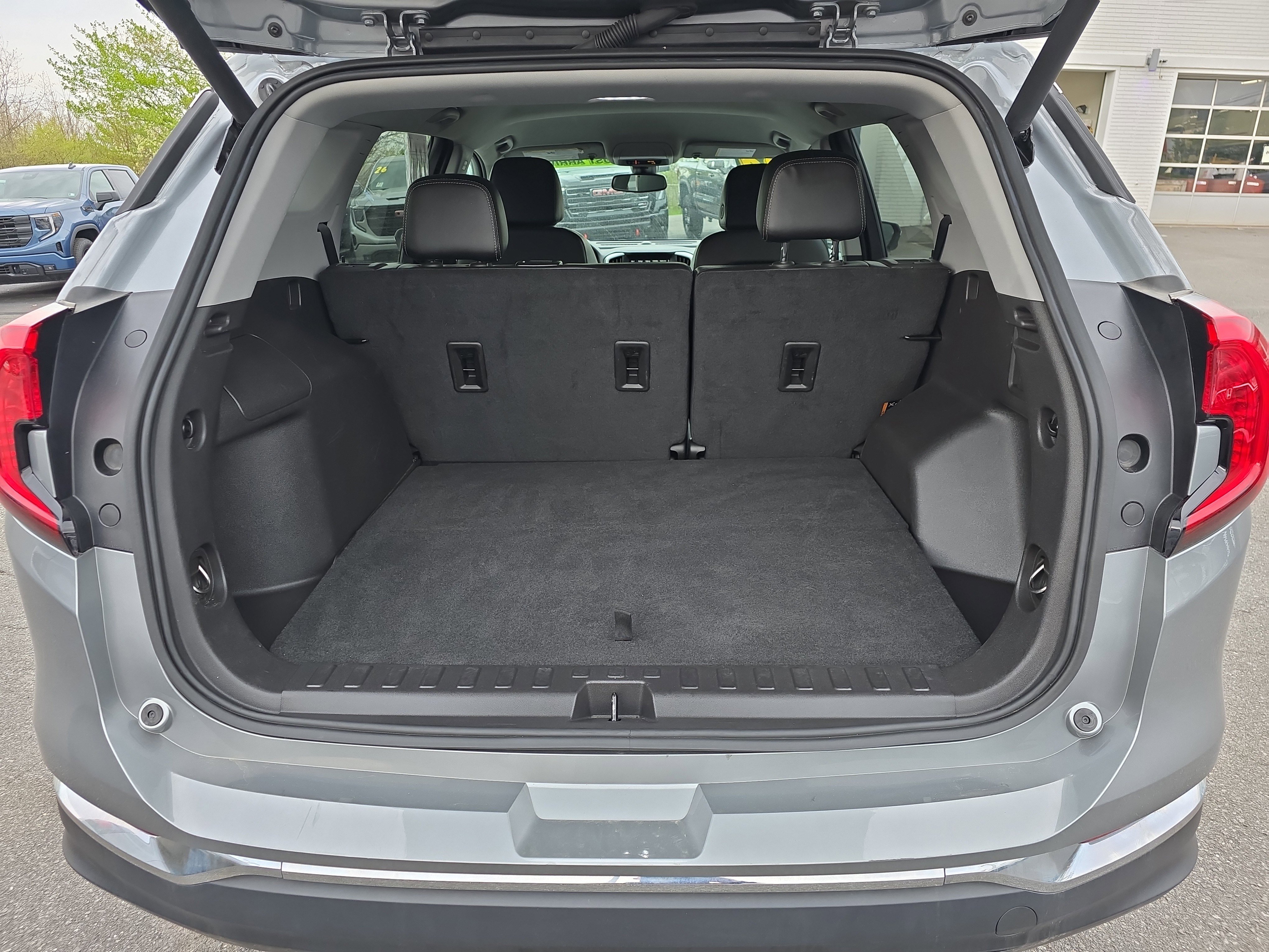 Used 2024 GMC Terrain SLT AWD/4WD image 5