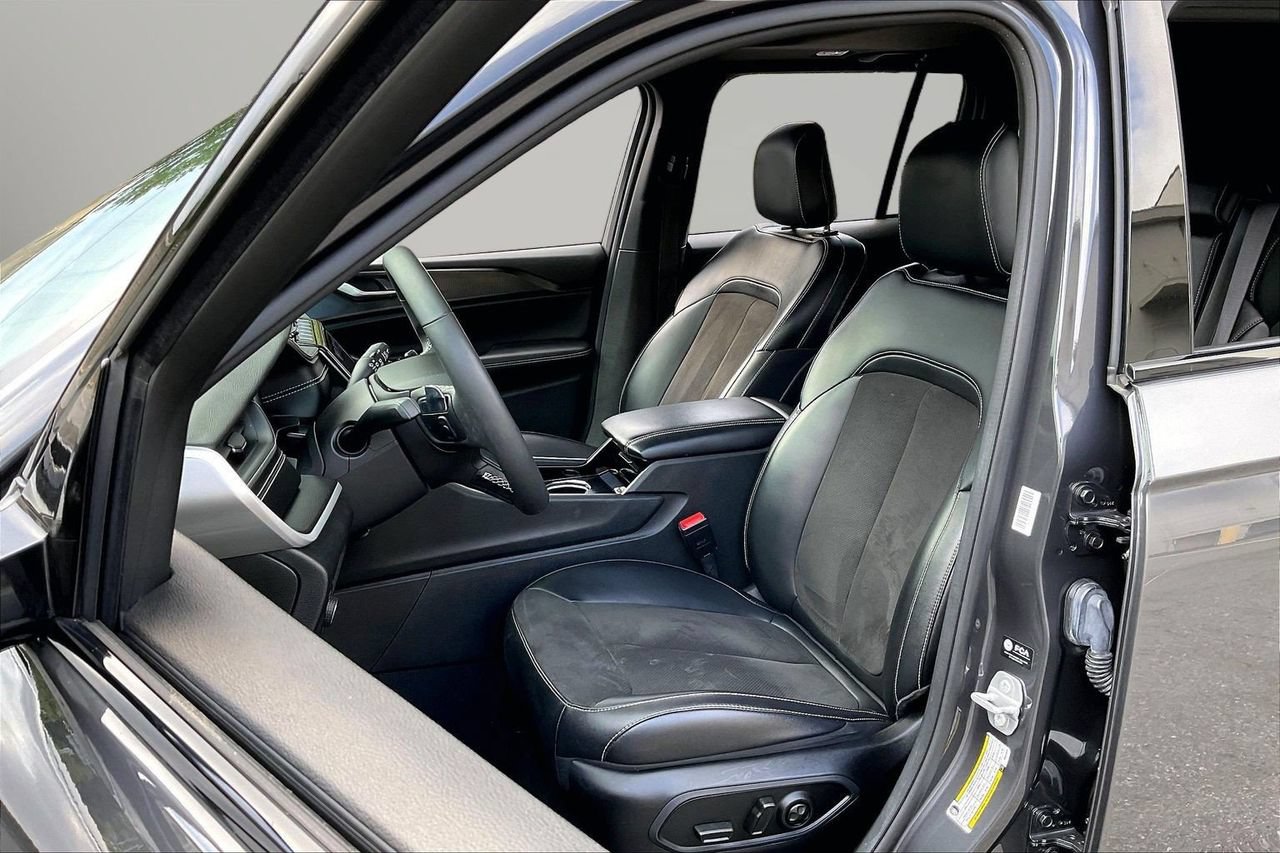 Used 2023 Jeep Grand Cherokee Altitude AWD/4WD image 21