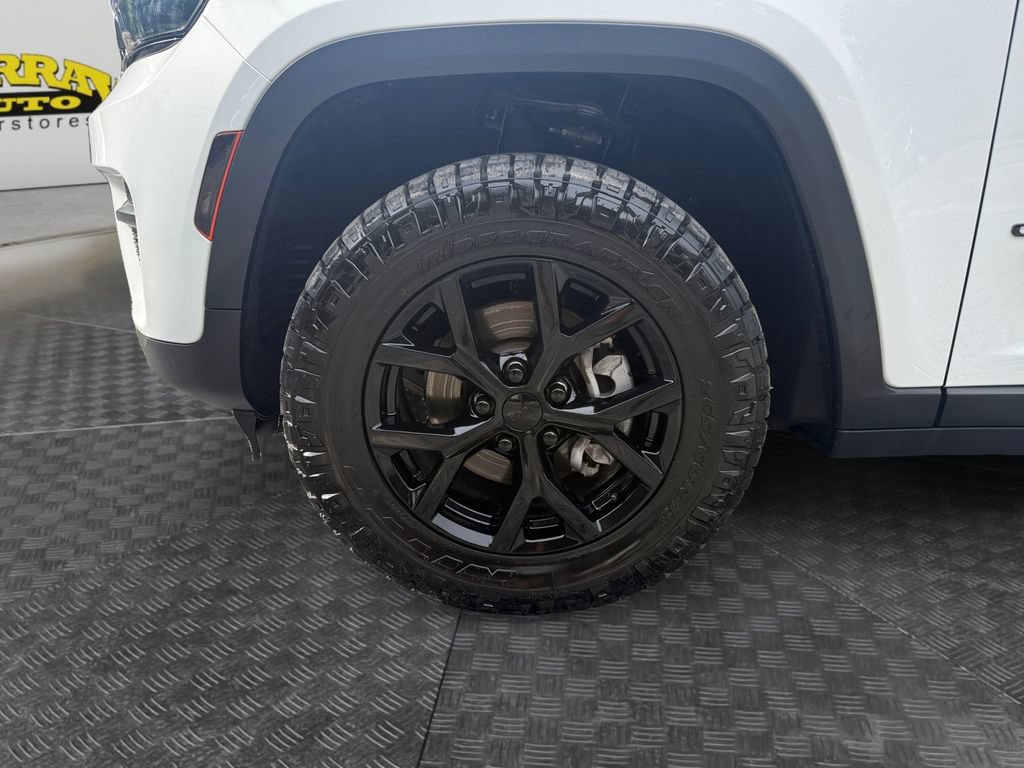 Used 2025 Jeep Grand Cherokee Altitude RWD image 14