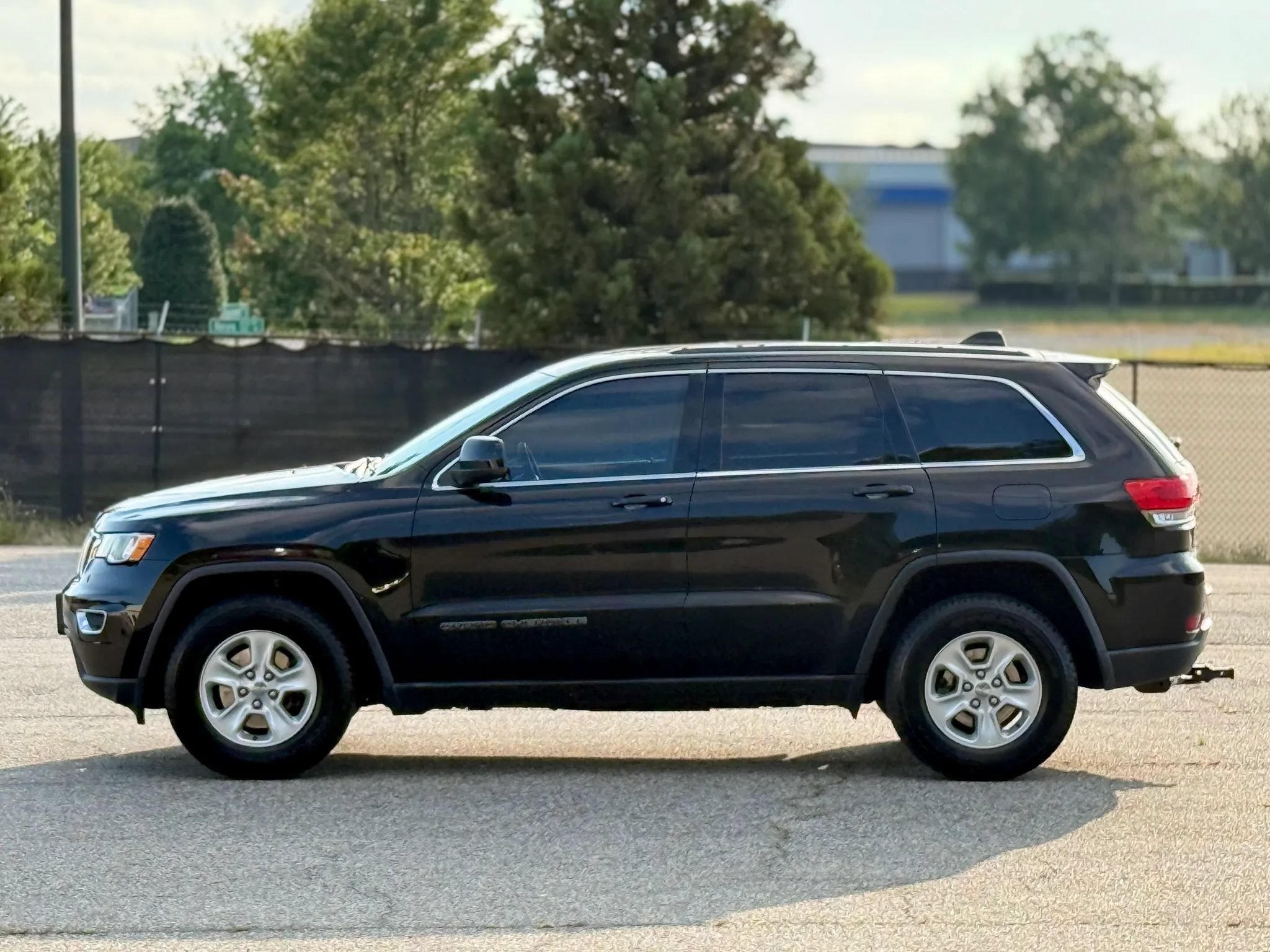 Used 2017 Jeep Grand Cherokee Laredo AWD/4WD image 8