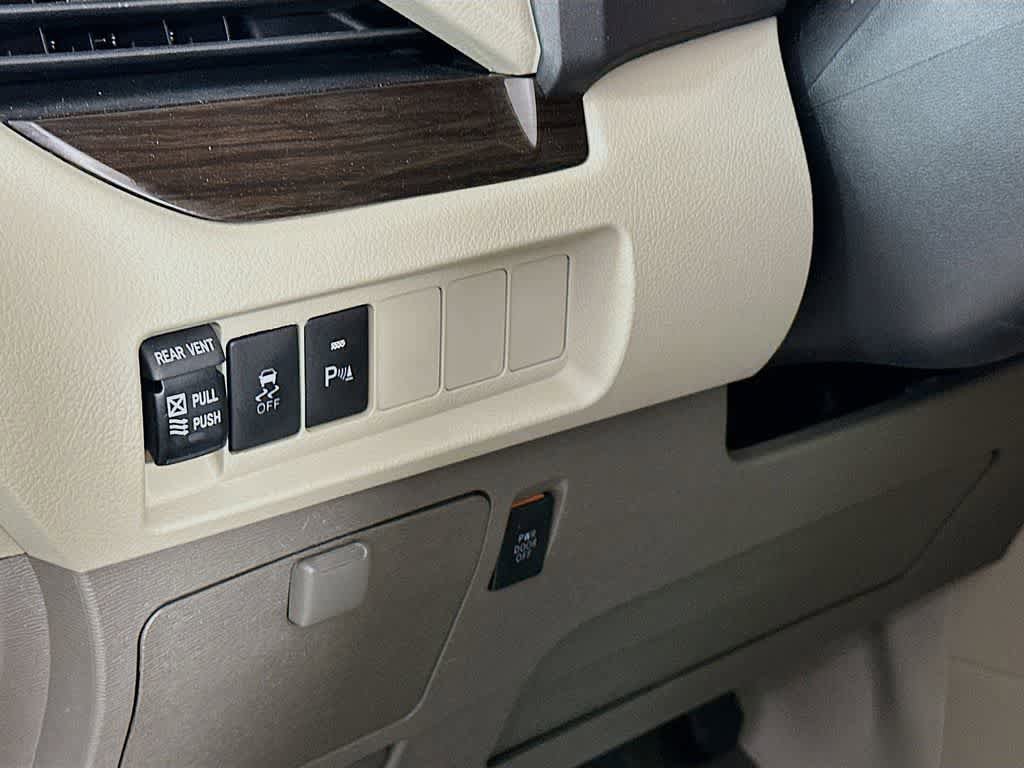 Used 2020 Toyota Sienna XLE w/ XLE Navigation Package FWD image 27