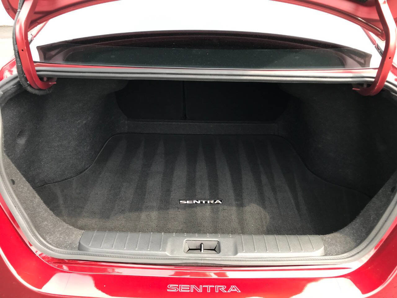 Used 2020 Nissan Sentra SR w/ Electronics Package FWD image 12