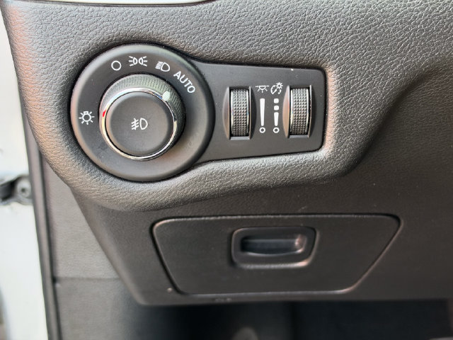 Used 2018 Jeep Cherokee Latitude Plus FWD image 8