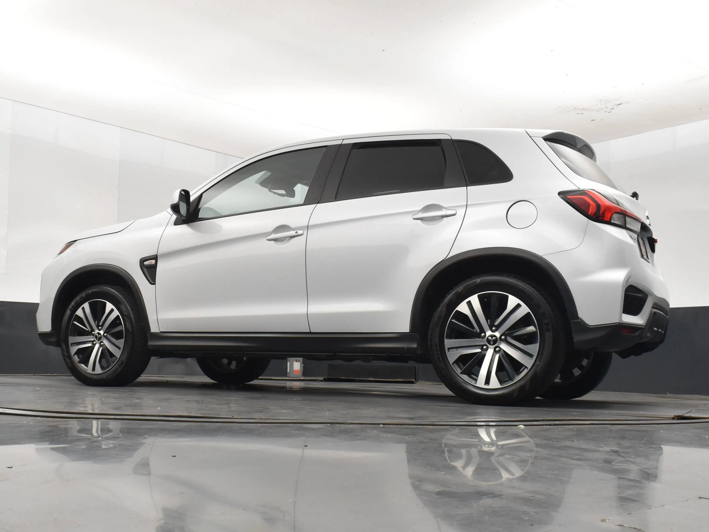 Used 2025 Mitsubishi Outlander Sport ES AWD/4WD image 9