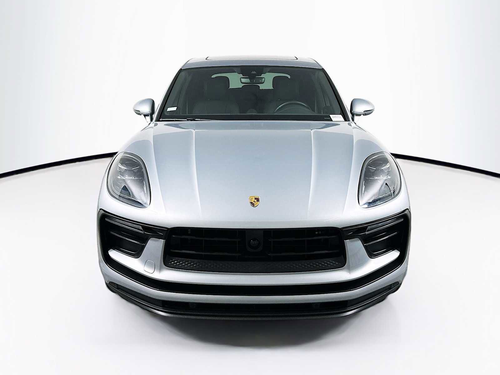 Certified 2025 Porsche Macan image 6
